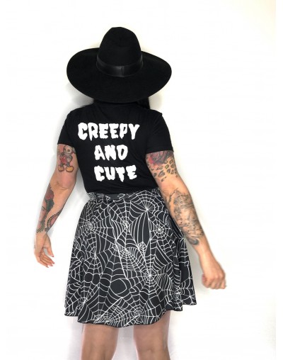 CAMISETA NEGRA CREEPY AND CUTE SKULLS.