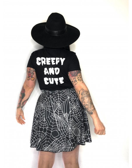 CAMISETA NEGRA CREEPY AND CUTE SKULLS.